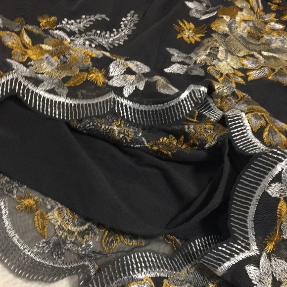 Beautiful Dark Grey Embroidered Top Size 1X - Picture 8 of 10